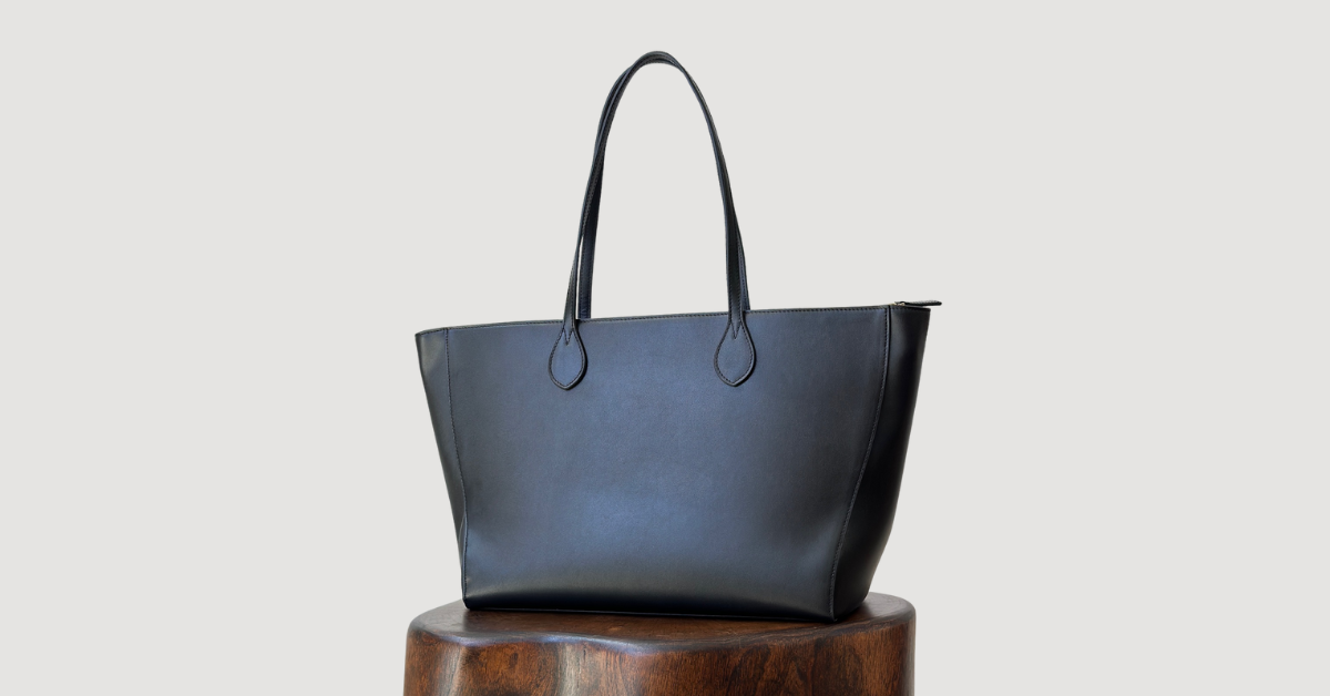 トートバッグ KIRSH Pocket Signature Handbag Silver KTRB5PBG01SIA ELEGANCE REDEFINED: ETHICAL CRAFTSMANSHIP MEETS TIMELESS DESIGN